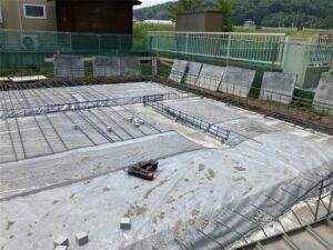 根切り・砕石・防湿シート：地面を固め、湿気から守る