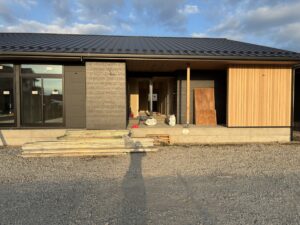 【前橋市】木造有料老人ホームの足場撤去が完了！温かみのある外観がついに完成しました。